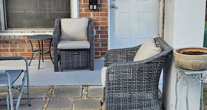 Charming 2-bedroom condo in delightful Titusville wth WiFi AC, pool laundry room