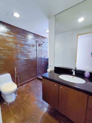 Family Apartment, City View | Bathroom - Pavilion&KLCC Bukit Bintang Wisma Cosway (Kuala Lumpur)