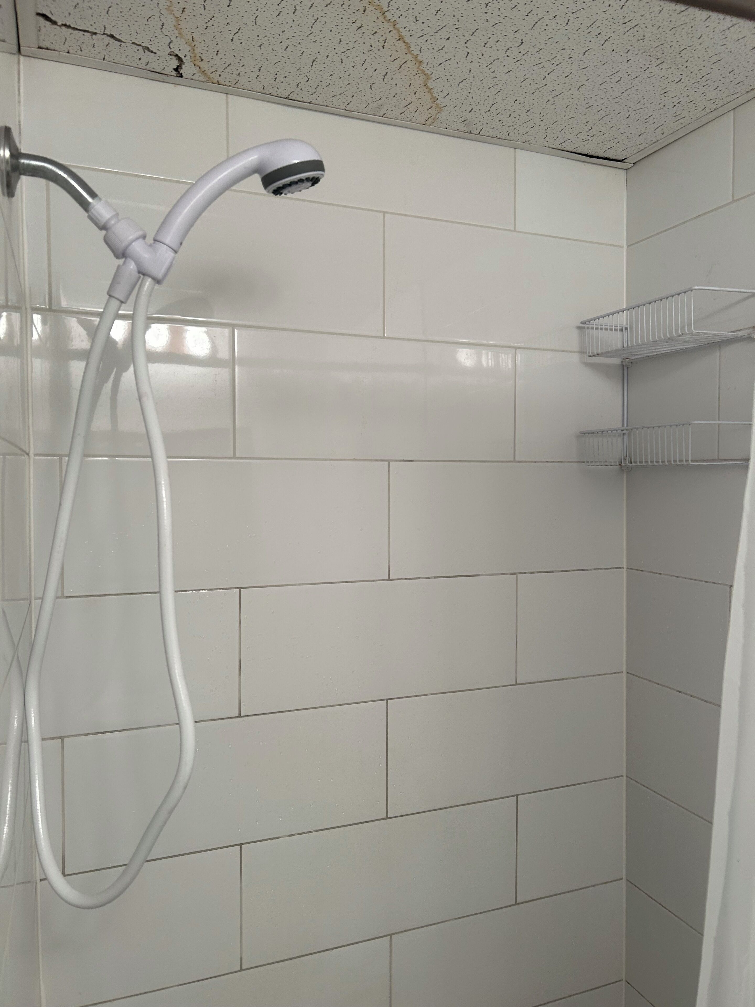Een douche, een haardroger, zeep, toiletpapier