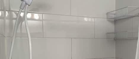 Regadera, secadora de cabello, jabón, papel de baño