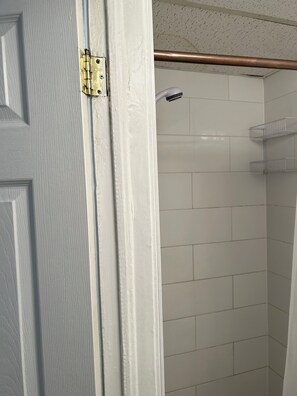 Dusche, Haartrockner, Seife, Toilettenpapier