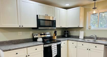 Charming 2-bedroom house in historical Galesburg neighborhood
