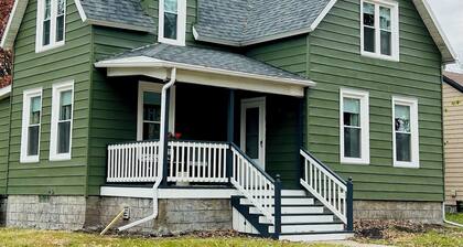 Charming 2-bedroom house in historical Galesburg neighborhood