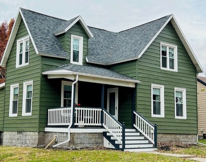 Charming 2-bedroom house in historical Galesburg neighborhood 