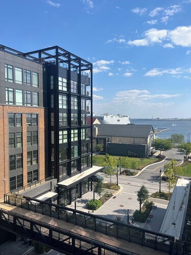 Beautiful apartment in wonderful Baltimore with WiFi, fitness room, AC