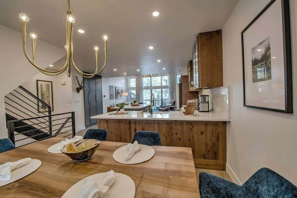 Dining - Breck Luxe Chalet |Walk to Slopes and Downtown (Breckenridge)