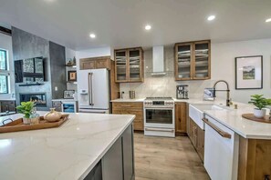 冷蔵庫、電子レンジ、オーブン、コンロ