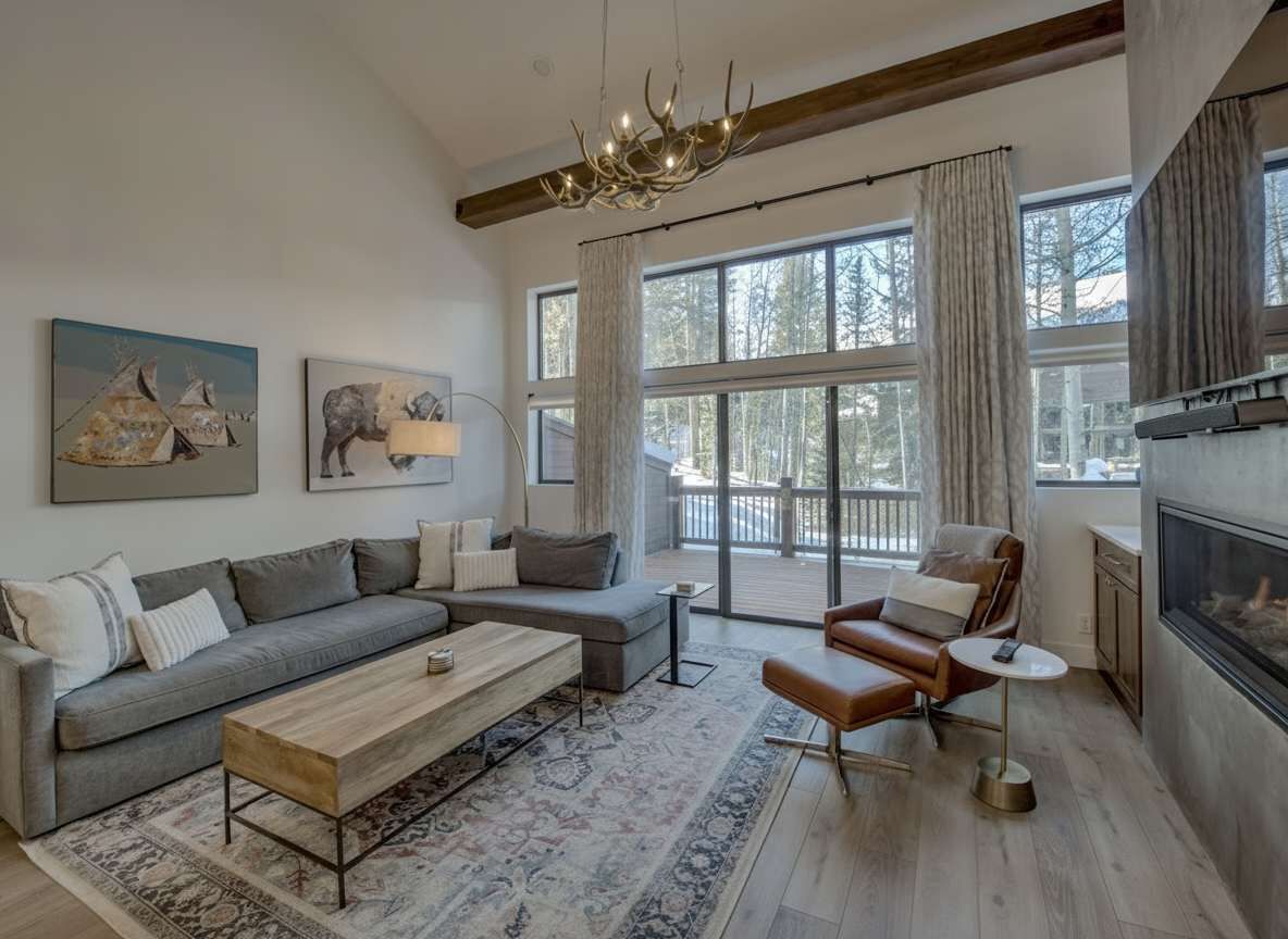 Tv, eldstad, tv-spel och kontor