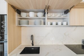 Kühlschrank, Mikrowelle, Ofen, Herdplatte