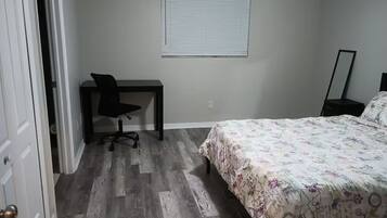 2 habitaciones, escritorio, tabla de planchar con plancha y wifi