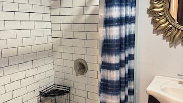 Secadora de cabello, toallas, jabón, papel de baño