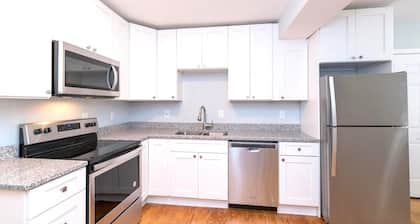 Entire House 1BD King Bed near Downtown