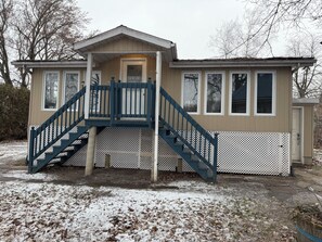 Exterior - Cozy 2-bedroom chalet in Pierreville on the river with a  (Pierreville)