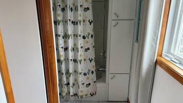 Secador de cabelo, toalhas de banho, papel higiĂȘnico