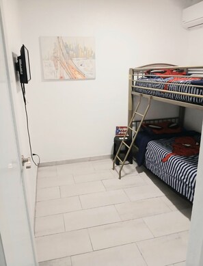3 bedrooms, iron/ironing board, WiFi