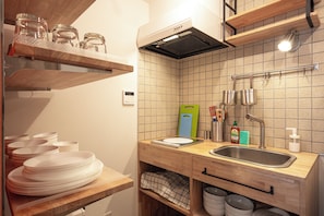 Fridge, microwave, toaster - THE VILLA EBISU RED Shibuya，Roppongi,ebisu station 8min (渋谷区)