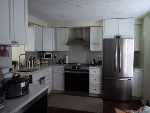 Private kitchen - Charming townhome in welcoming Bowie with WiFi, AC (Bowie)