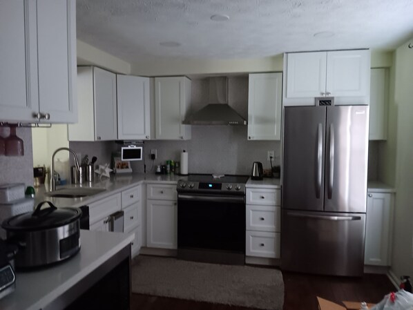 Private kitchen - Charming townhome in welcoming Bowie with WiFi, AC (Bowie)