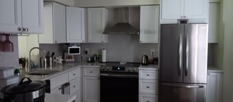 Charming townhome in welcoming Bowie with WiFi, AC