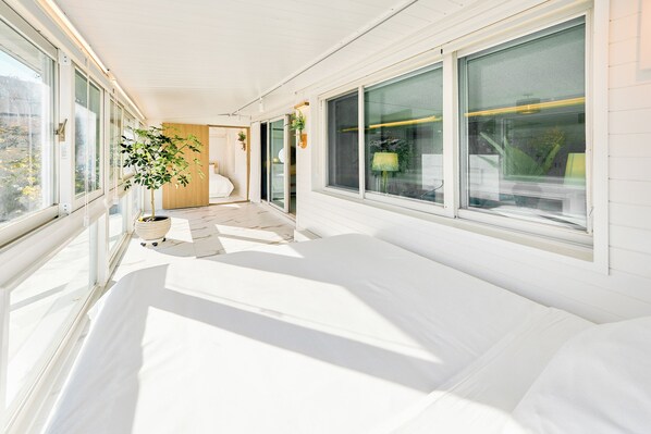 6 bedrooms, iron/ironing board, free WiFi