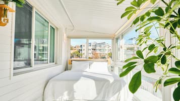 6 bedrooms, iron/ironing board, free WiFi