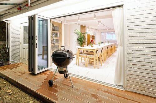 SA Tailored Serviced Home near Metro