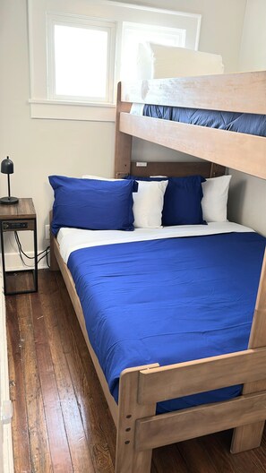 Bureau, fer et planche à repasser, lit parapluie, Wi-Fi gratuit