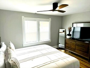6 bedrooms, desk, iron/ironing board, travel cot