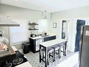Fridge, microwave, oven, stovetop - Spacious Downtown Indianapolis – Sleeps 16, Perfect for Groups, Families & Teams (Indianapolis)