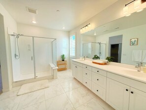 Shower, hair dryer, towels, soap - Airy Desert Getaway  (Indio)