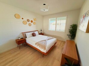 4 bedrooms, desk, iron/ironing board, WiFi - Airy Desert Getaway  (Indio)