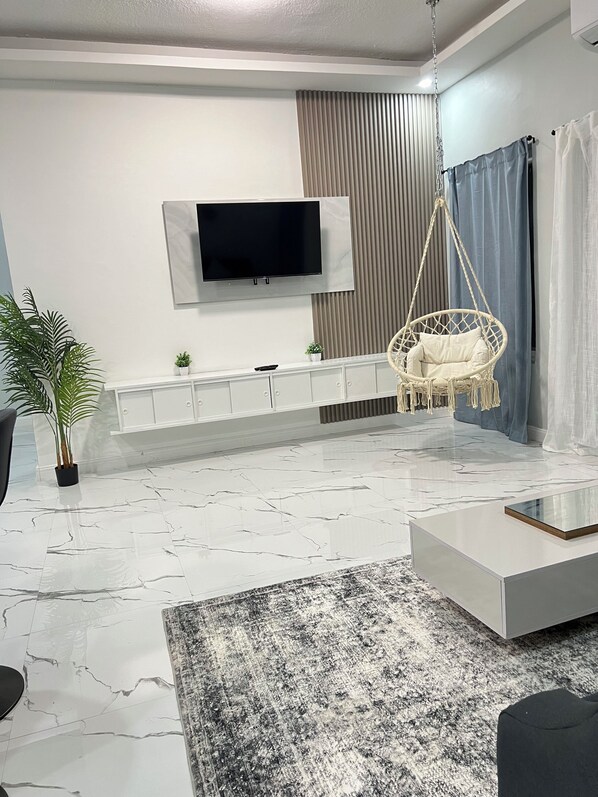 Interior - The Cozy Curve: Full 2 Br 2 Bth Apartment in Central location in Kingston (Kingston)