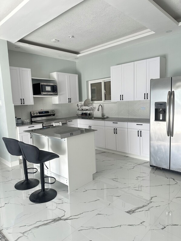 Frigorífico, microondas, horno y placa de cocina