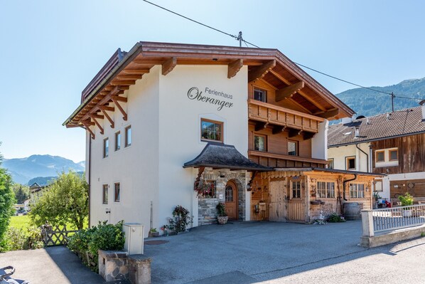 Um edifício tradicional com uma placa que diz 'Ferienhaus Oberanger'.