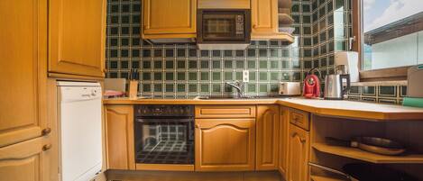 Køleskab, mikrobølgeovn, ovn, kogeplade