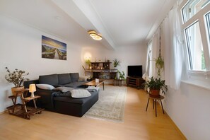 TV, DVD player - Apartment 'Sensweiler Mühle' with Mountain View and Wi-Fi (Sensweiler)