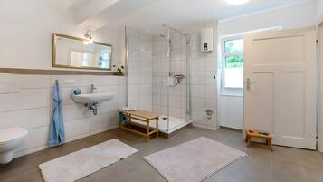 Een douche, een haardroger, handdoeken