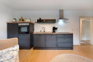 Fridge, microwave, oven, stovetop - Apartment 'Sensweiler Mühle' with Mountain View and Wi-Fi (Sensweiler)