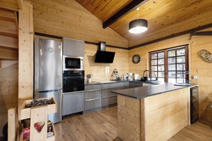 Kjøleskap, mikrobølgeovn, ovn og kokeplater