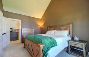 3 bedrooms, iron/ironing board, free WiFi, bed sheets - 3-bed condo in the Heart of North Conway sleeps 8 Mins from Cranmore & Storyland (Conway)