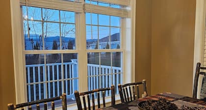 3-bed condo in the Heart of North Conway sleeps 8 Mins from Cranmore & Storyland