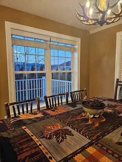 3-bed condo in the Heart of North Conway sleeps 8 Mins from Cranmore & Storyland