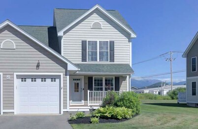 3-bed condo in the Heart of North Conway sleeps 8 Mins from Cranmore & Storyland