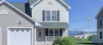 3-bed condo in the Heart of North Conway sleeps 8 Mins from Cranmore & Storyland