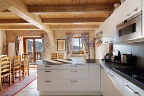 Kühlschrank, Mikrowelle, Wasserkocher mit Kaffee-/Teezubehör