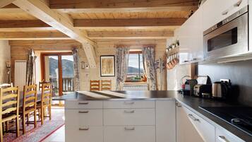 Geladeira, micro-ondas, cafeteira/chaleira