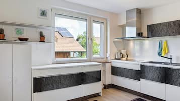 Frigorífico, microondas, horno y placa de cocina