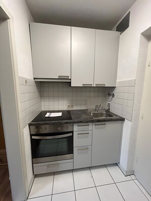 Frigorifero, microonde, forno, piano cottura