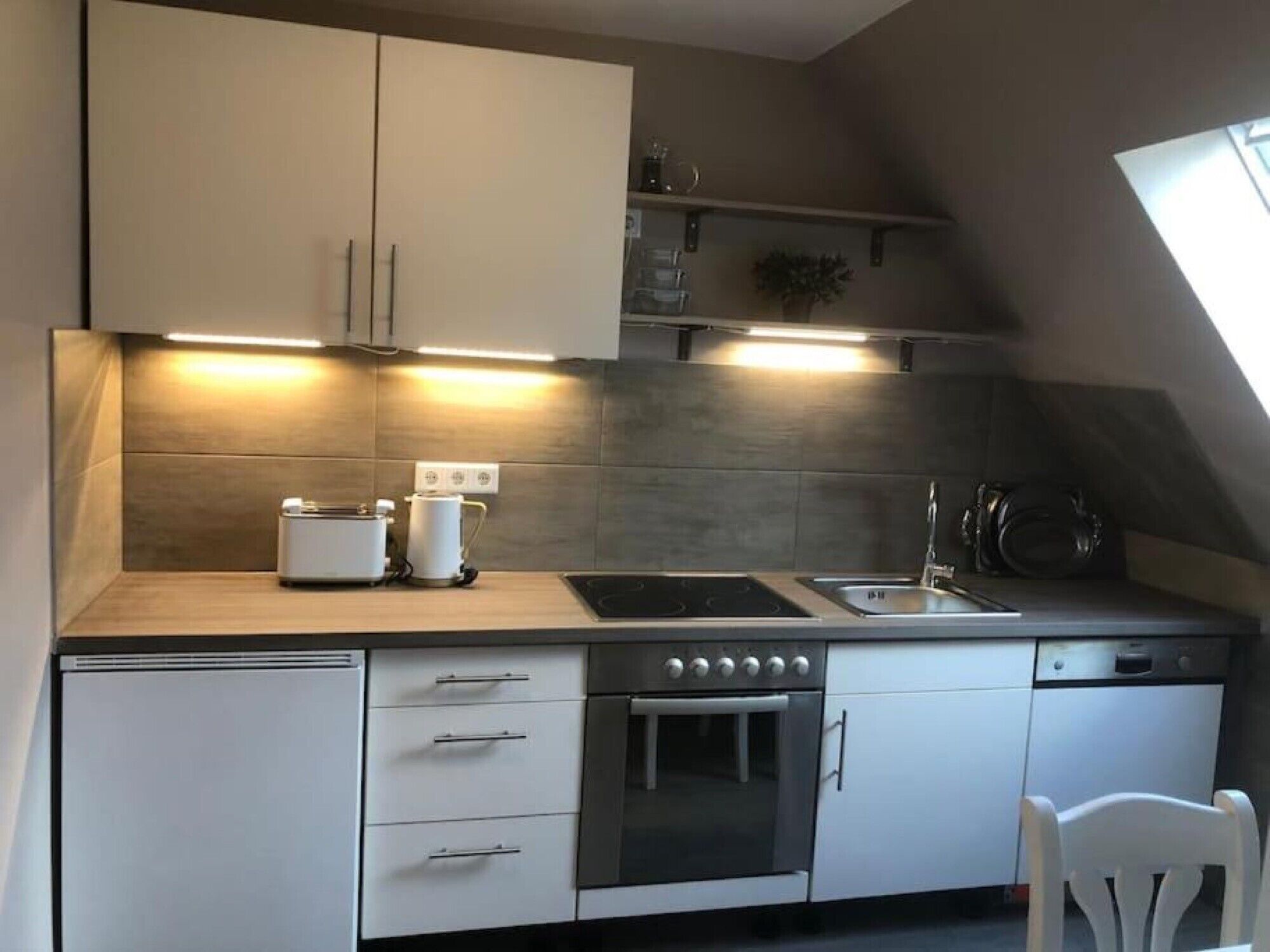 Kühlschrank, Mikrowelle, Ofen, Herdplatte