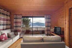 TV - Chalet le Cerf - 3 Bedrooms, South-Facing Terrace with Stunning View, 1 km from Slopes (Les Angles)